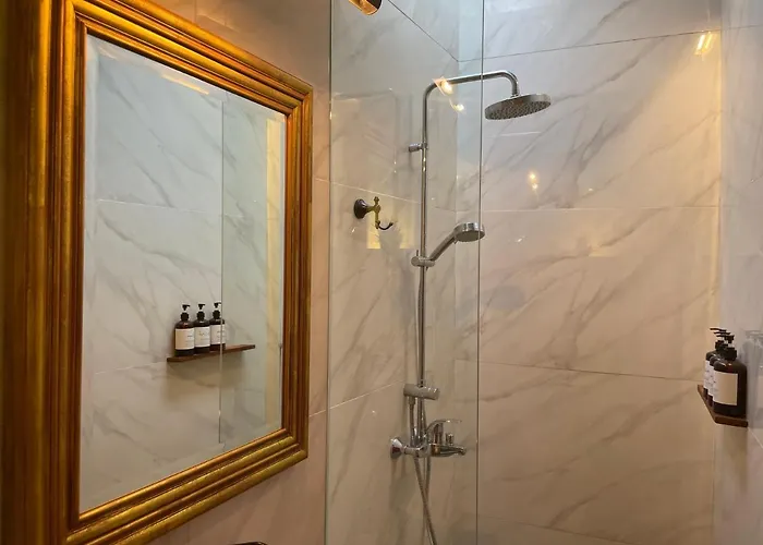 Balitri - Hidden Gem 9br Service Hall Pool Sauna Villa